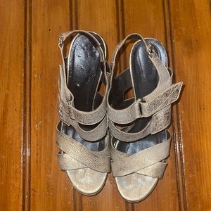 Donald J. Pliner ladies espadrille wedge sandals. Size 8M